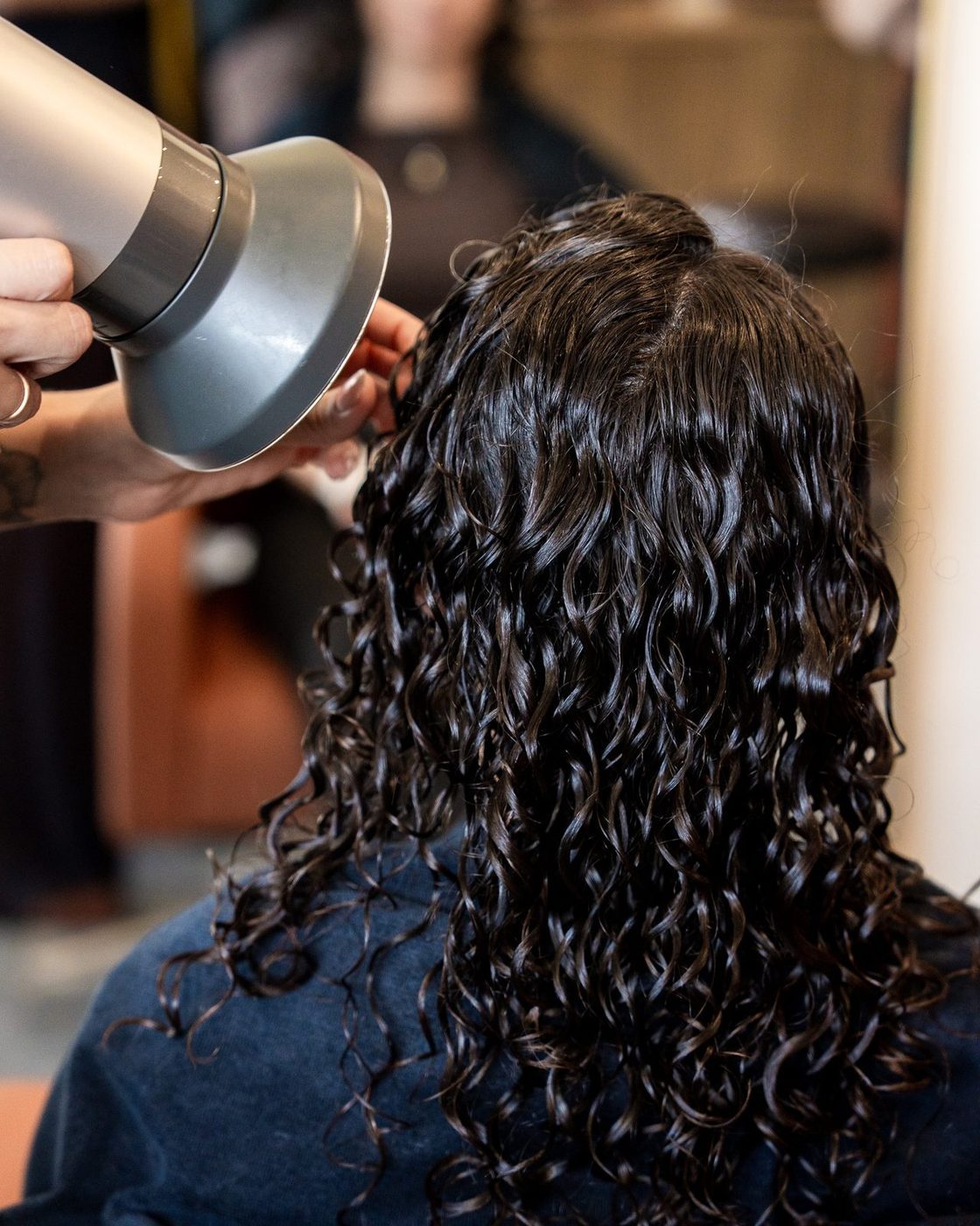 Coiffage et définition de boucles au salon EL SOLÉ